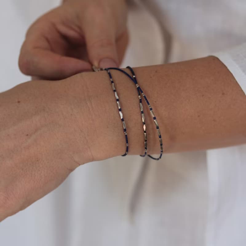 Diamond shape silver beads with dark blue lapis lazuli bracelet (B0021)