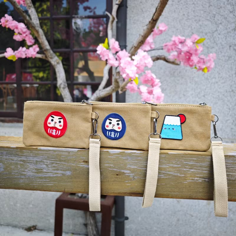 隆探吉布標手拿零錢包