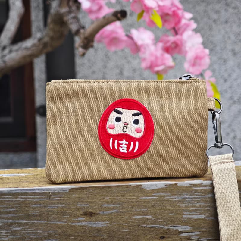 隆探吉布標手拿零錢包