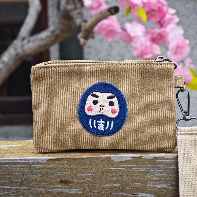 隆探吉布標手拿零錢包