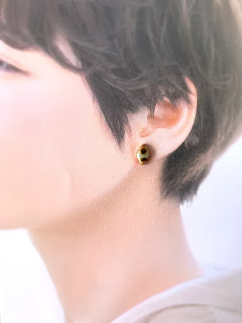 やちむん 風 ひし形 陶器 金継ぎ ライン ピアス イヤリング ノンホールピアス 小ぶり 小さい シンプル ゴールド 金 茶 ブラウン こげ茶 焦げ茶 茶色