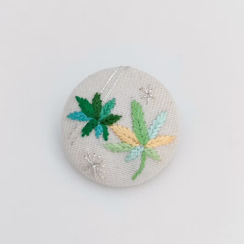 青もみじのミニ刺繍ブローチ