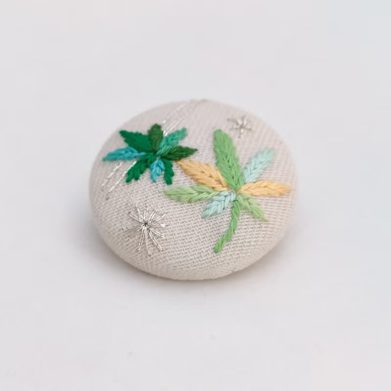 青もみじのミニ刺繍ブローチ