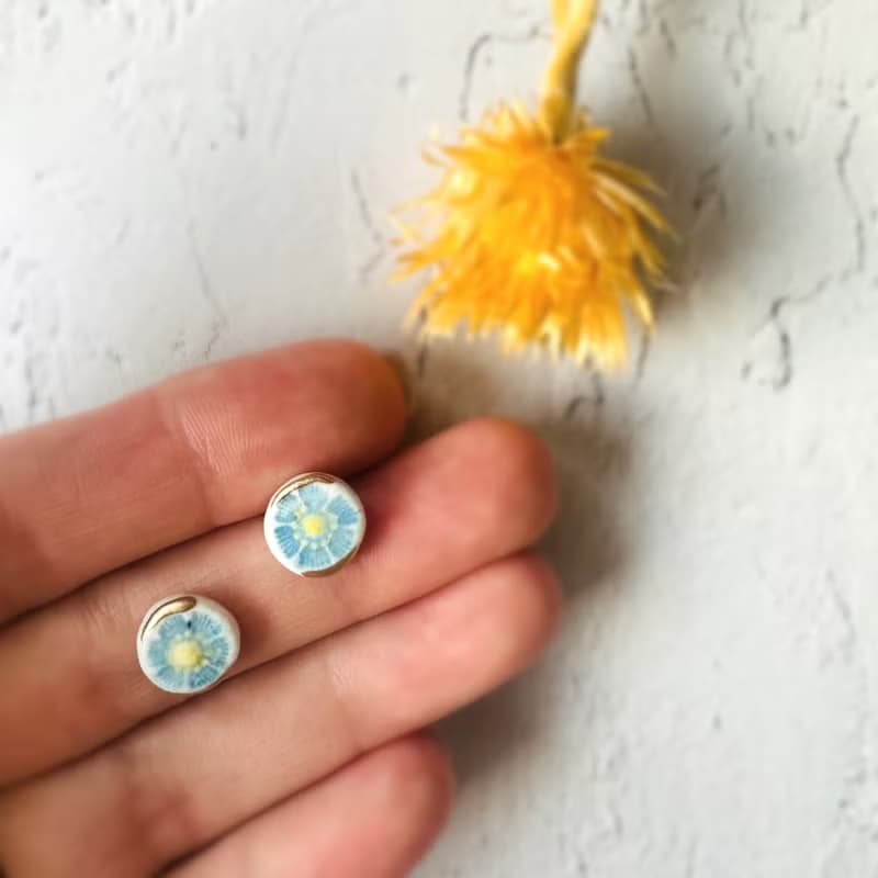 鮮やか 水色 お花 金継ぎ 陶器 ピアス イヤリング ノンホールピアス ライトブルー ゴールド 金 イエロー 黄色 小ぶり 小さい 花 夏 春夏 ギフト