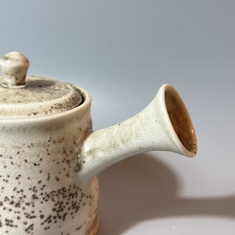 柴燒落灰瓷土內蓋側把茶壺  / 小平凡手作