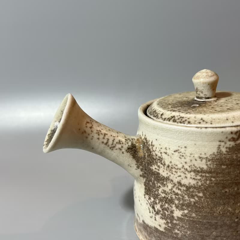 柴燒落灰瓷土內蓋側把茶壺  / 小平凡手作