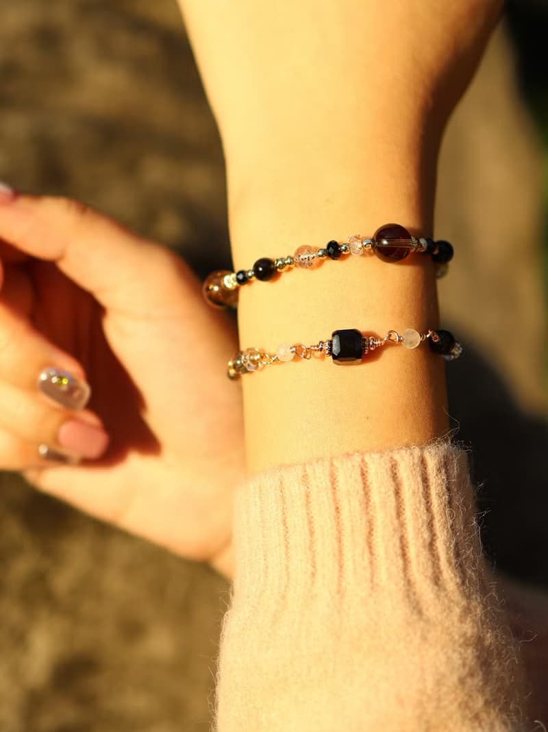 開到荼靡花事了。銀曜石方糖 黑髮晶 月光石 14K包金 水晶手鍊