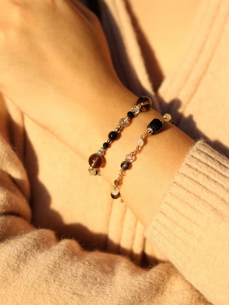 開到荼靡花事了。銀曜石方糖 黑髮晶 月光石 14K包金 水晶手鍊