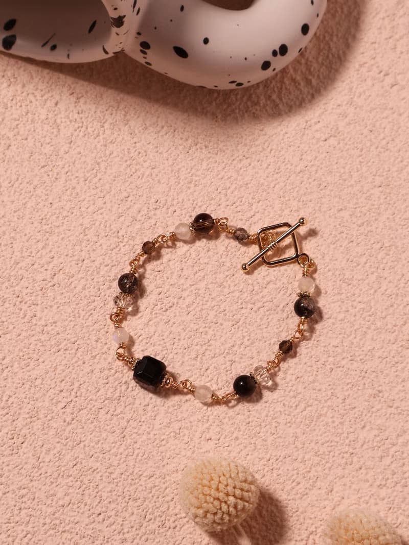 開到荼靡花事了。銀曜石方糖 黑髮晶 月光石 14K包金 水晶手鍊