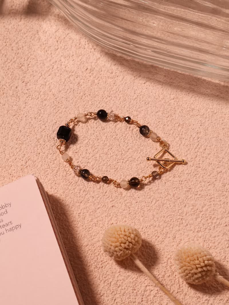 開到荼靡花事了。銀曜石方糖 黑髮晶 月光石 14K包金 水晶手鍊