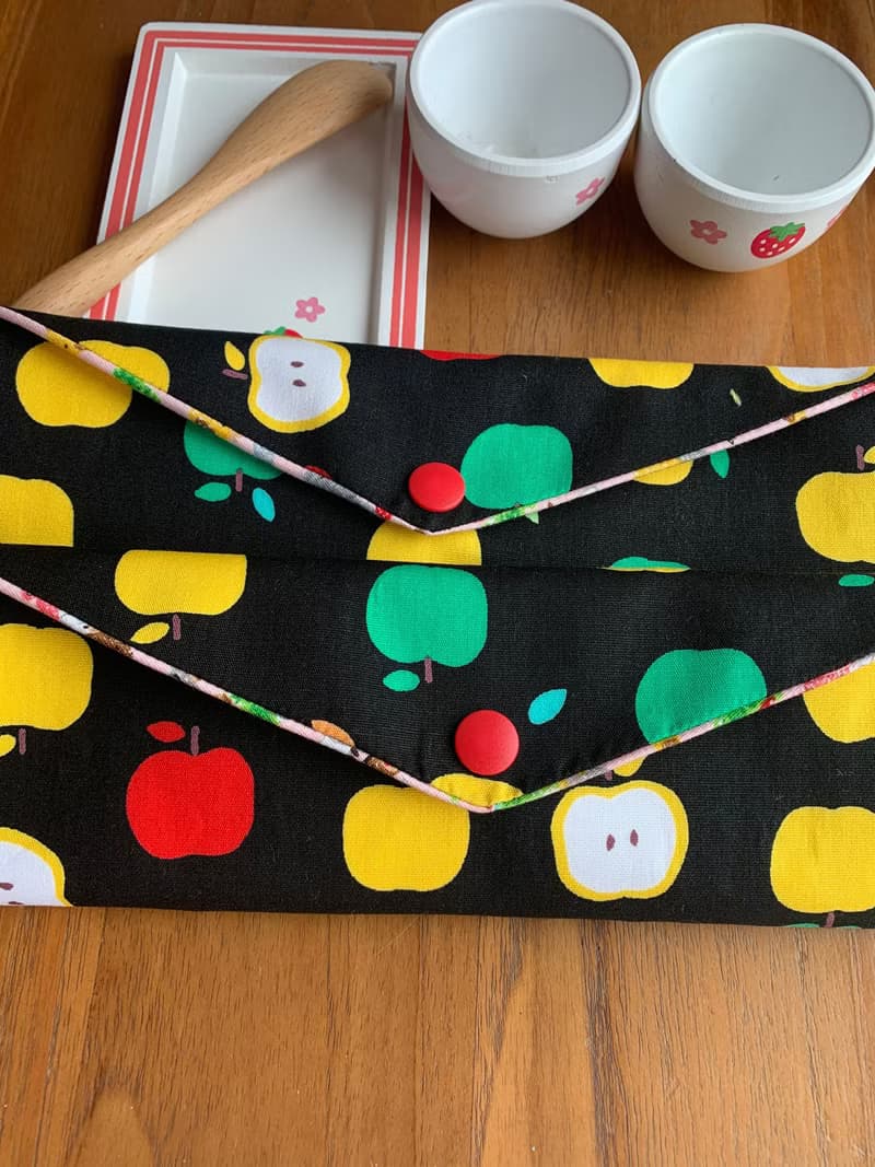 文青風環保筷袋 蘋果咬一口 亮眼黑 手作餐具袋.交換禮物.