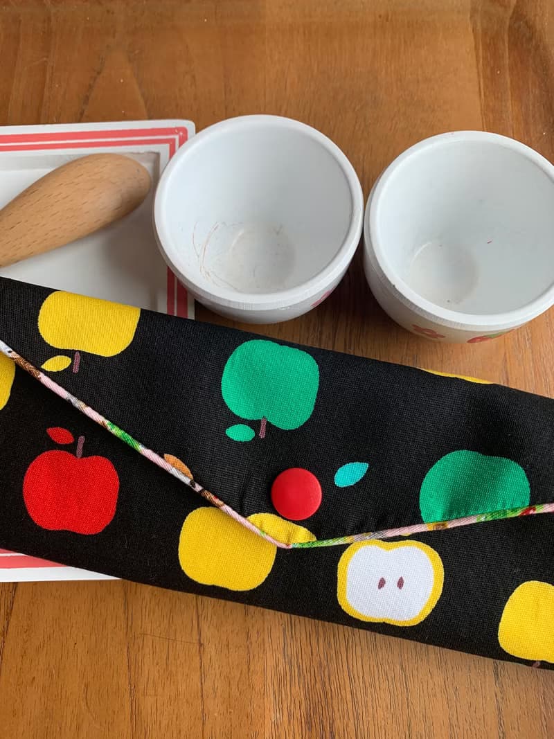 文青風環保筷袋 蘋果咬一口 亮眼黑 手作餐具袋.交換禮物.