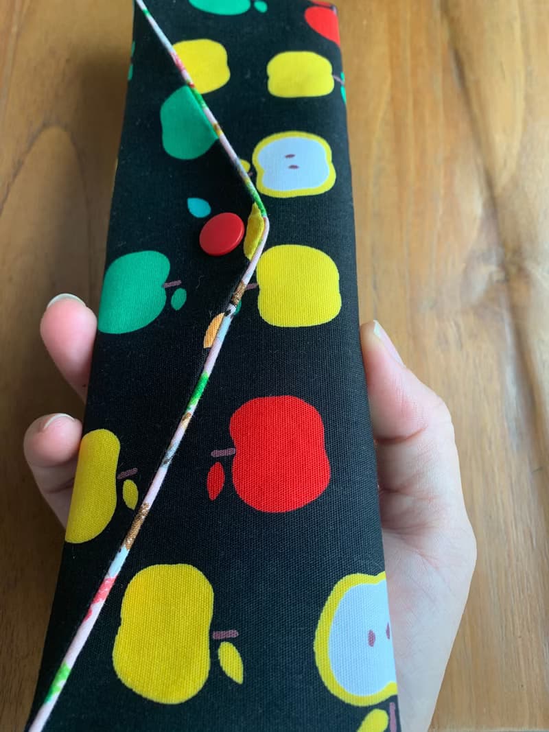 文青風環保筷袋 蘋果咬一口 亮眼黑 手作餐具袋.交換禮物.