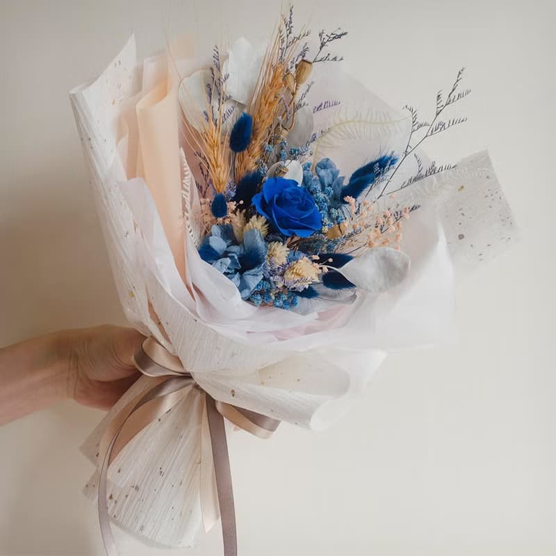 【雪白舞裙藍寶石】永生玫瑰花束 / 情人節 / 生日花束