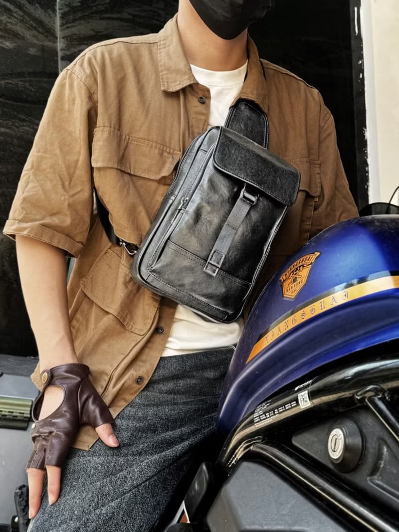 真皮男士斜跨包 頭層牛皮胸包 大容量機車風通勤背包