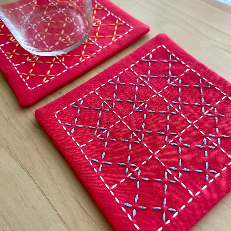 刺し子コースター2枚セット　比翼井桁レッド　刺繍　プレゼント　布小物　キッチン用品　カフェ雑貨　コーヒー　プレゼント　クリスマス　ビビット　誕生日