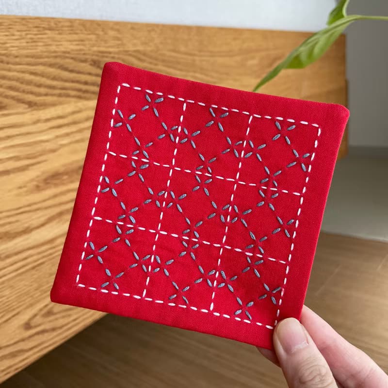 刺し子コースター2枚セット　比翼井桁レッド　刺繍　プレゼント　布小物　キッチン用品　カフェ雑貨　コーヒー　プレゼント　クリスマス　ビビット　誕生日