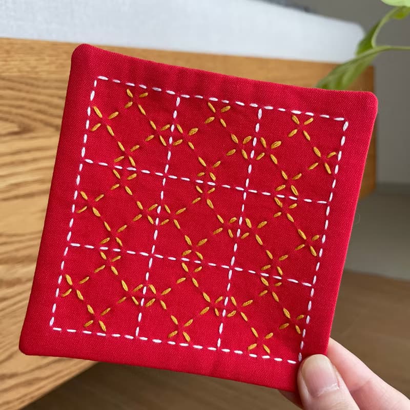 刺し子コースター2枚セット　比翼井桁レッド　刺繍　プレゼント　布小物　キッチン用品　カフェ雑貨　コーヒー　プレゼント　クリスマス　ビビット　誕生日