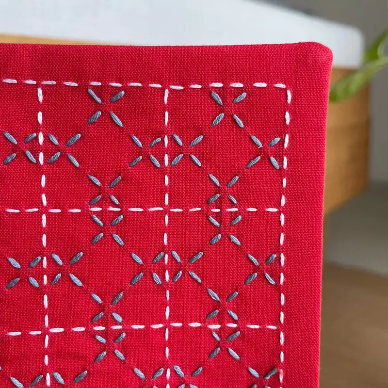 刺し子コースター2枚セット　比翼井桁レッド　刺繍　プレゼント　布小物　キッチン用品　カフェ雑貨　コーヒー　プレゼント　クリスマス　ビビット　誕生日