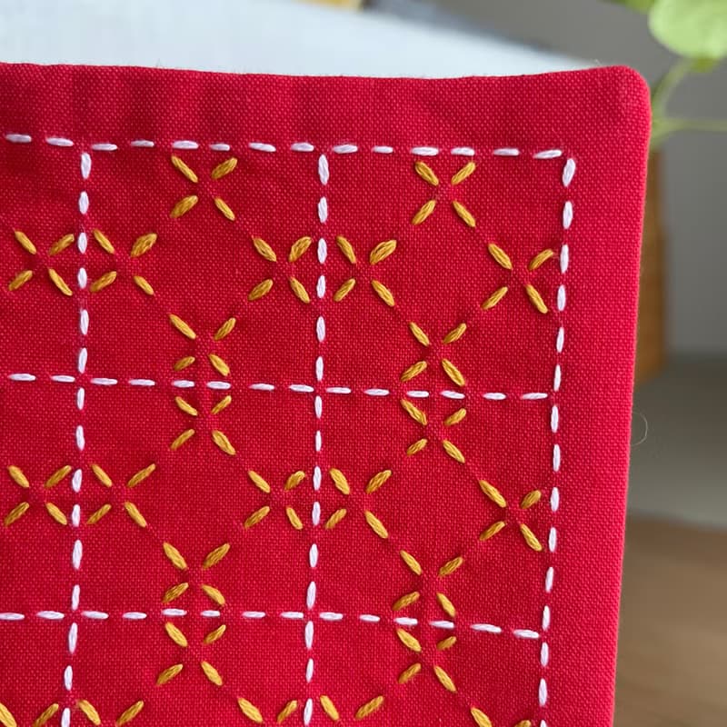 刺し子コースター2枚セット　比翼井桁レッド　刺繍　プレゼント　布小物　キッチン用品　カフェ雑貨　コーヒー　プレゼント　クリスマス　ビビット　誕生日