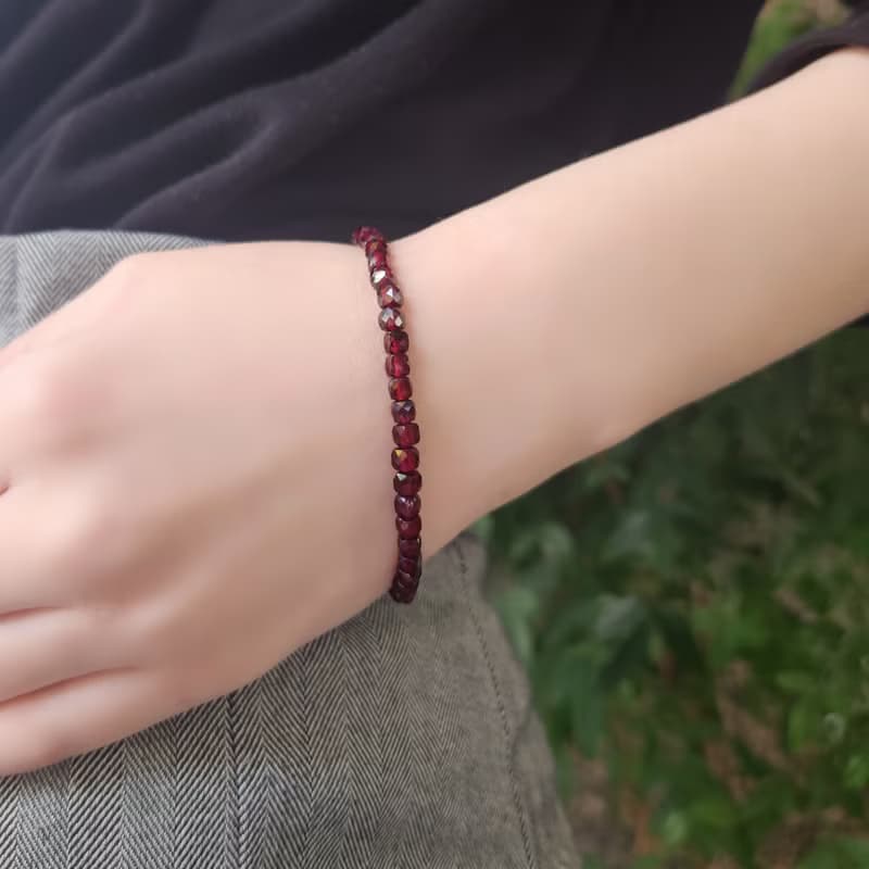 良発色　ガーネットのコルゲートブレスレット　韓紅