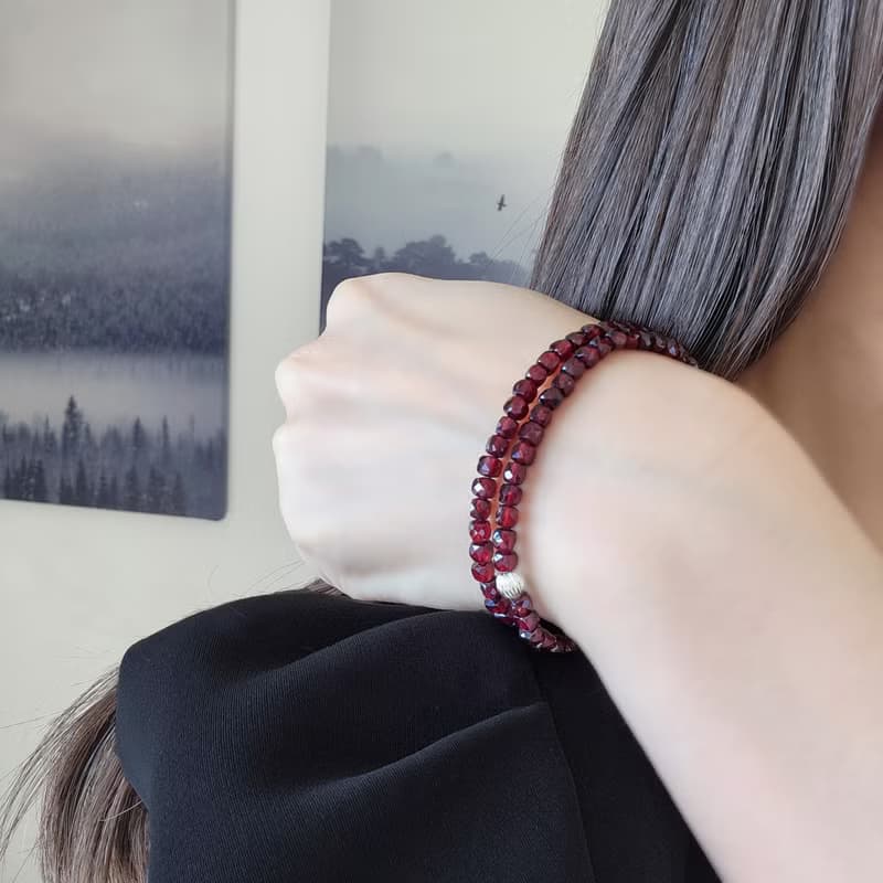 良発色　ガーネットのコルゲートブレスレット　韓紅