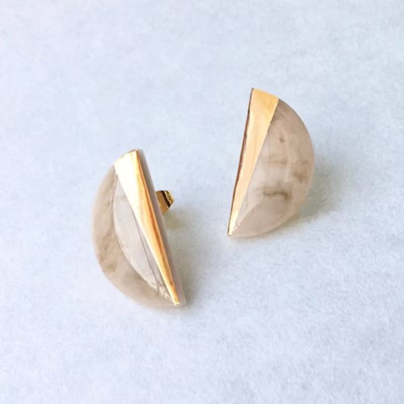 ハーフムーンマーブル(ベージュ)ピアス/イヤリング