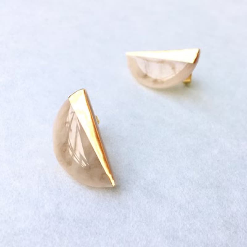 ハーフムーンマーブル(ベージュ)ピアス/イヤリング