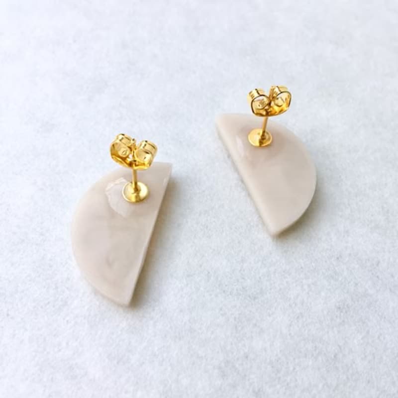 ハーフムーンマーブル(ベージュ)ピアス/イヤリング