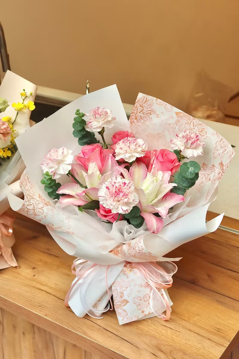 霞光依依 玫瑰百合康乃馨手綁花束 母親節祝福限定