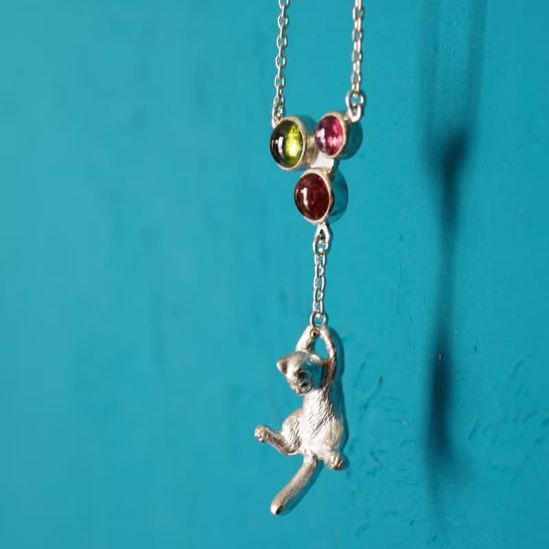 風船をつかまえた白猫ペンダント 3色のトルマリン グリーン、ピンク、レッド