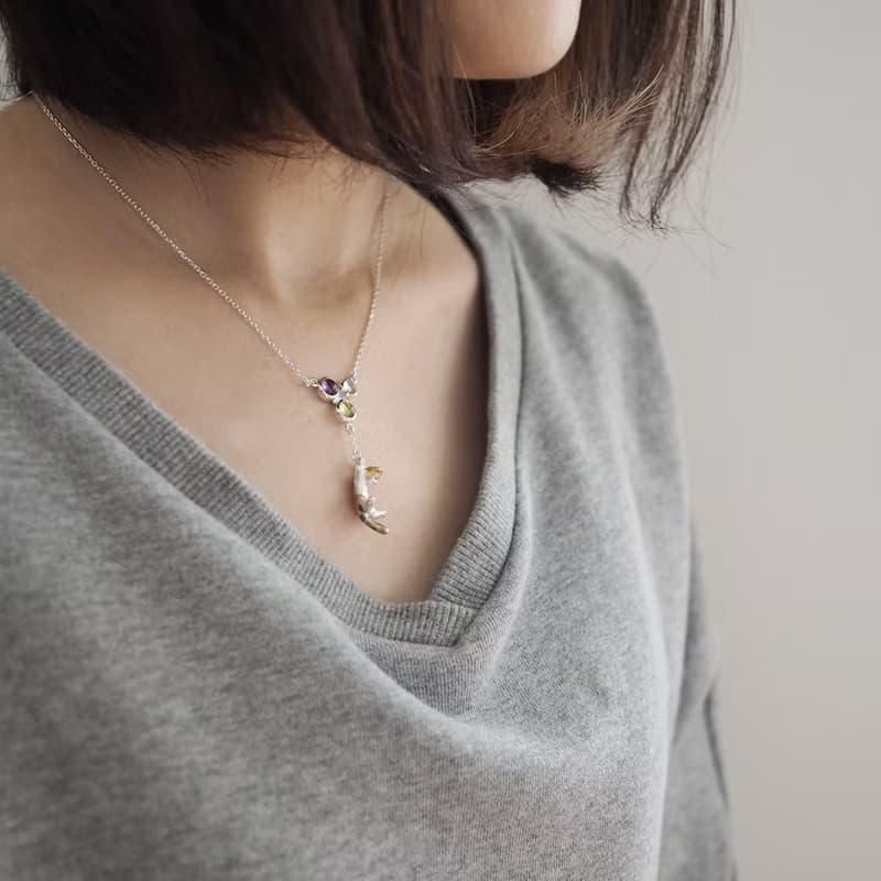 風船をつかまえた白猫ペンダント 3色のトルマリン グリーン、ピンク、レッド