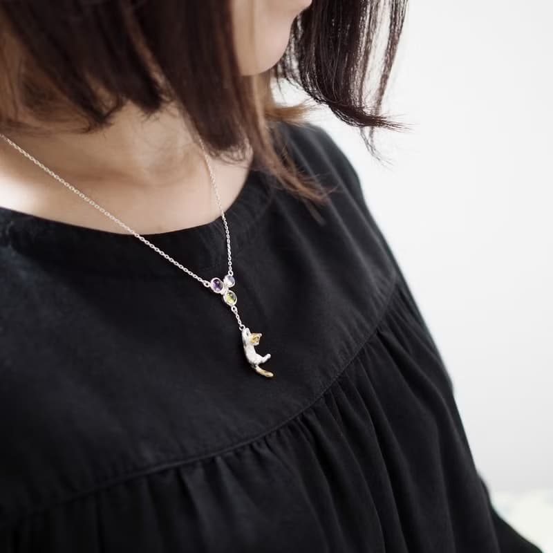 風船をつかまえた白猫ペンダント 3色のトルマリン グリーン、ピンク、レッド