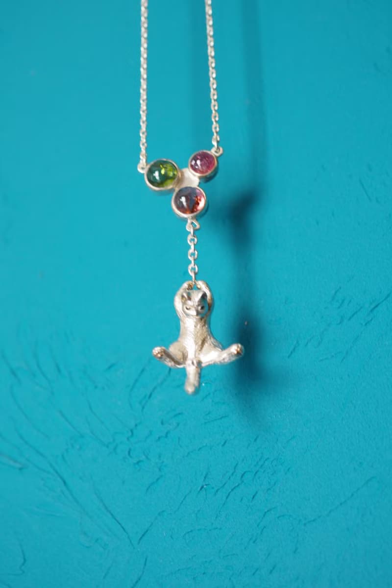 風船をつかまえた白猫ペンダント 3色のトルマリン グリーン、ピンク、レッド
