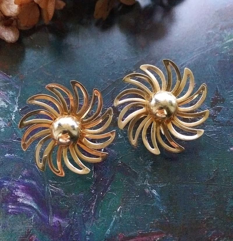 Vintage Jewelry 西洋古董飾品 立體 金色調 旋轉花 栓式耳環