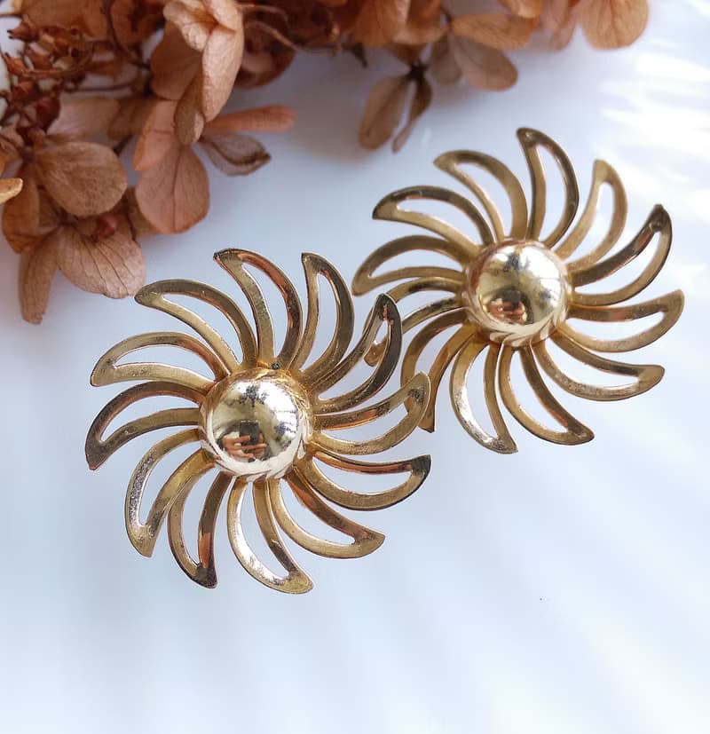 Vintage Jewelry 西洋古董飾品 立體 金色調 旋轉花 栓式耳環