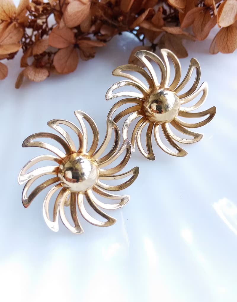 Vintage Jewelry 西洋古董飾品 立體 金色調 旋轉花 栓式耳環