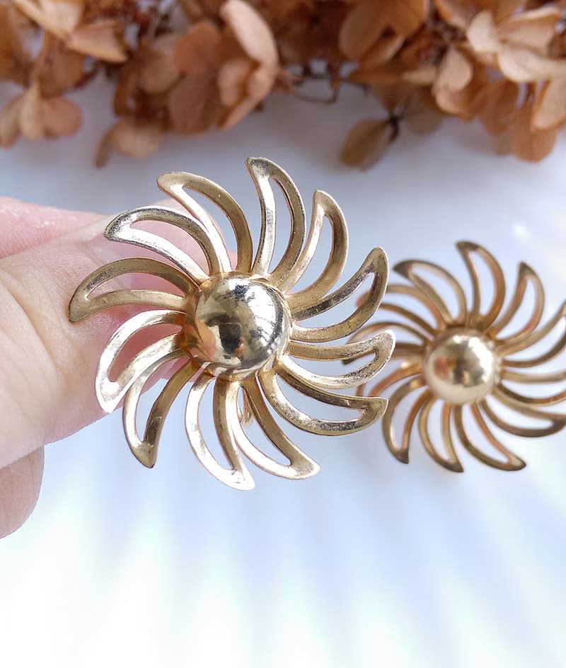 Vintage Jewelry 西洋古董飾品 立體 金色調 旋轉花 栓式耳環