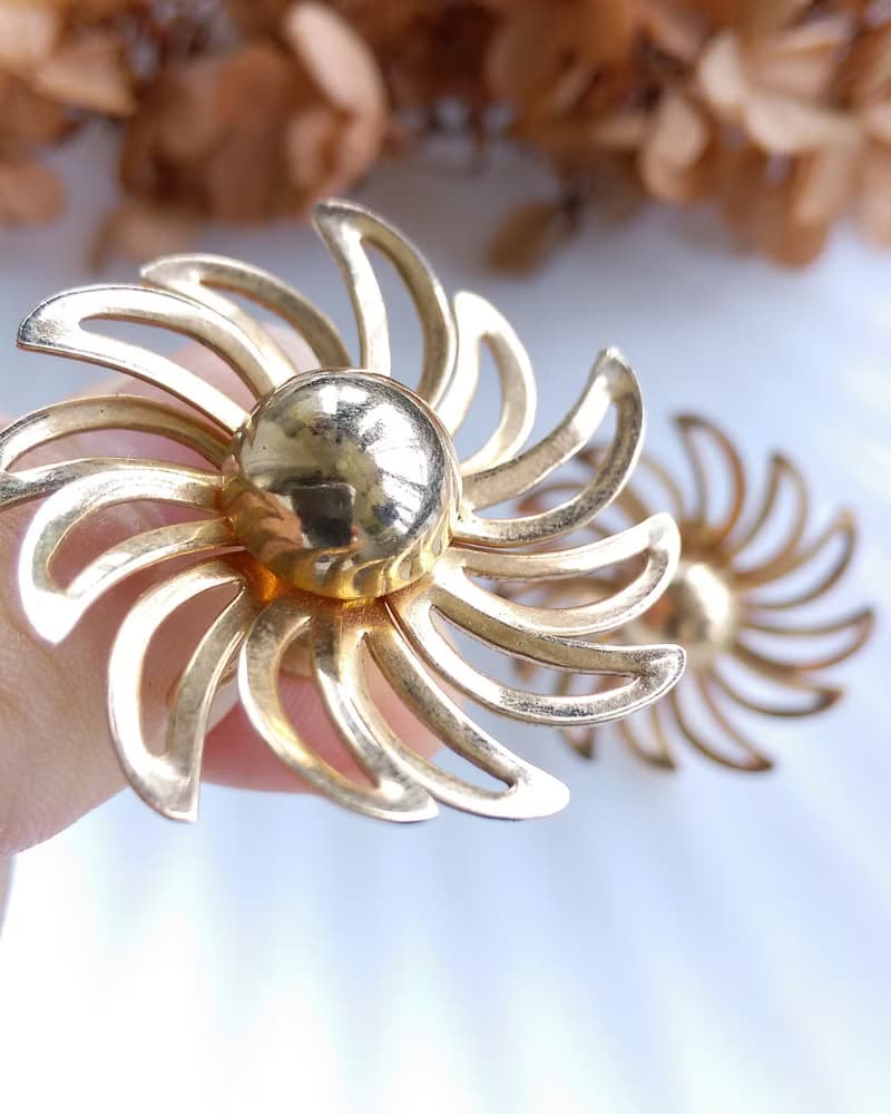 Vintage Jewelry 西洋古董飾品 立體 金色調 旋轉花 栓式耳環
