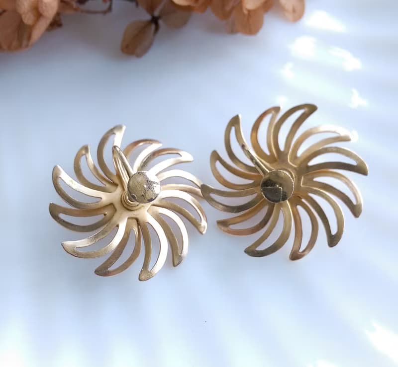 Vintage Jewelry 西洋古董飾品 立體 金色調 旋轉花 栓式耳環