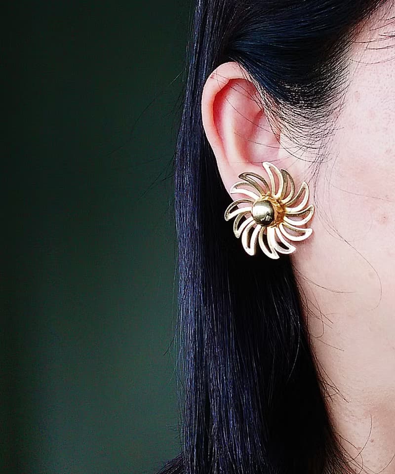 Vintage Jewelry 西洋古董飾品 立體 金色調 旋轉花 栓式耳環