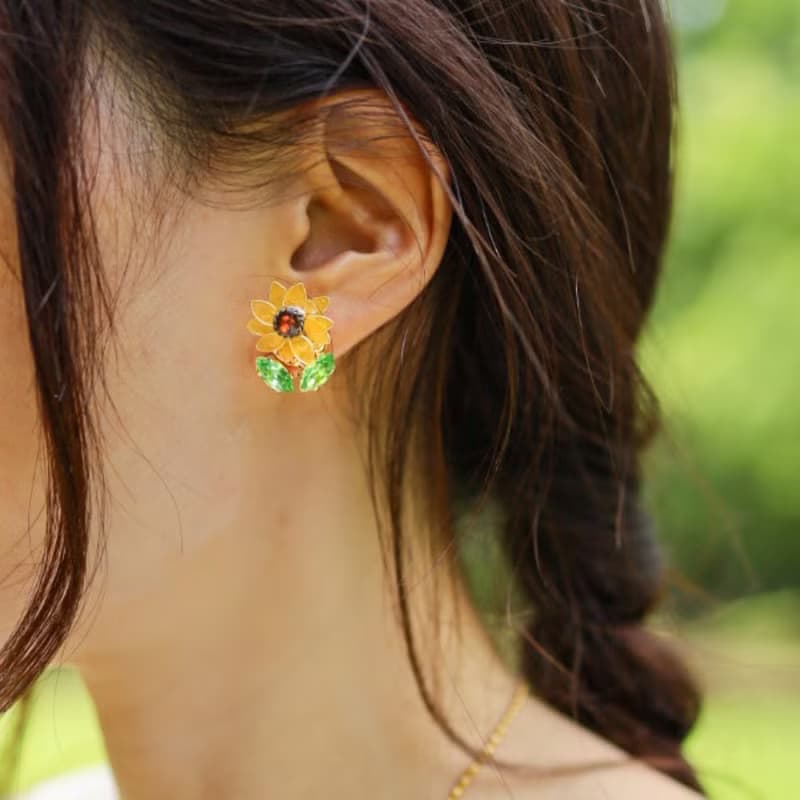 ポジティブひまわりのビジューピアス　イヤリング