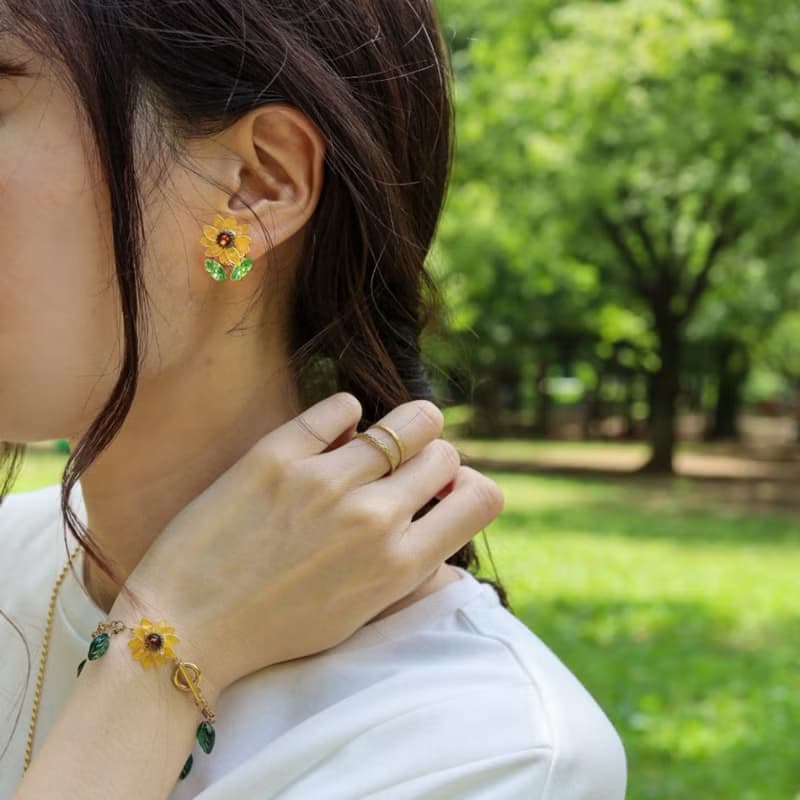 ポジティブひまわりのビジューピアス　イヤリング