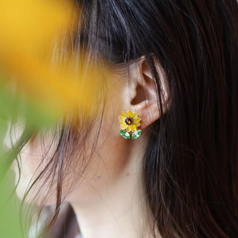 ポジティブひまわりのビジューピアス　イヤリング