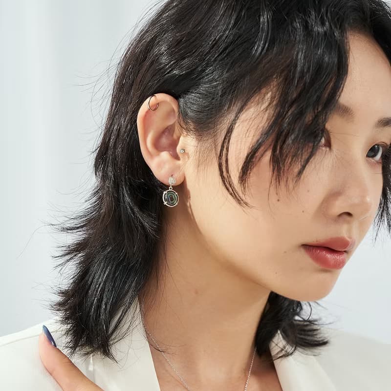 微鑲鋯石貝殼耳環 (灰色珍珠母貝) 可提供付費改耳夾服務
