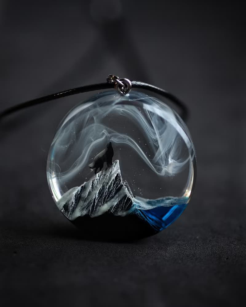 狼吊墜 木質樹脂吊墜 樹脂項鍊 Glow in the Dark 送給他的禮物
