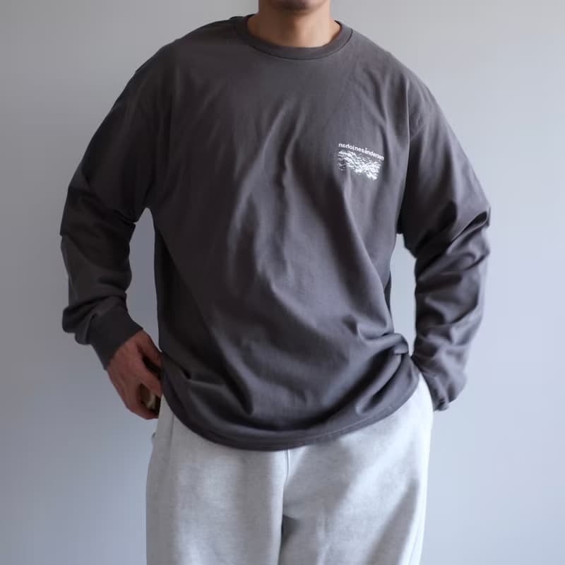 loose-fitting silhouette / long sleeve t-shirt / black / unisex