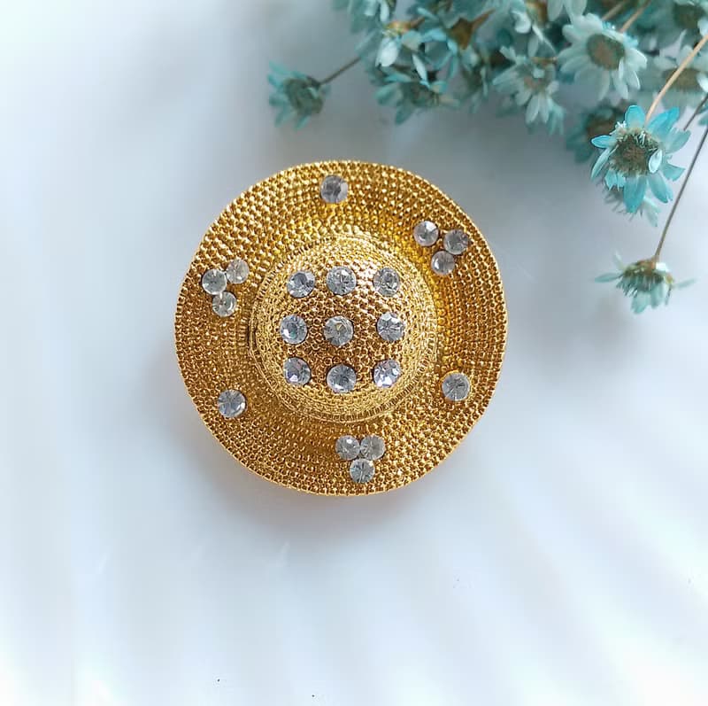 【西洋古董飾品】金色調 優美的帽子 圍巾夾 絲巾扣 絲巾夾