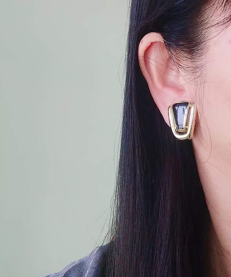 vintage jewelry  盾型黑色琺瑯夾式耳環