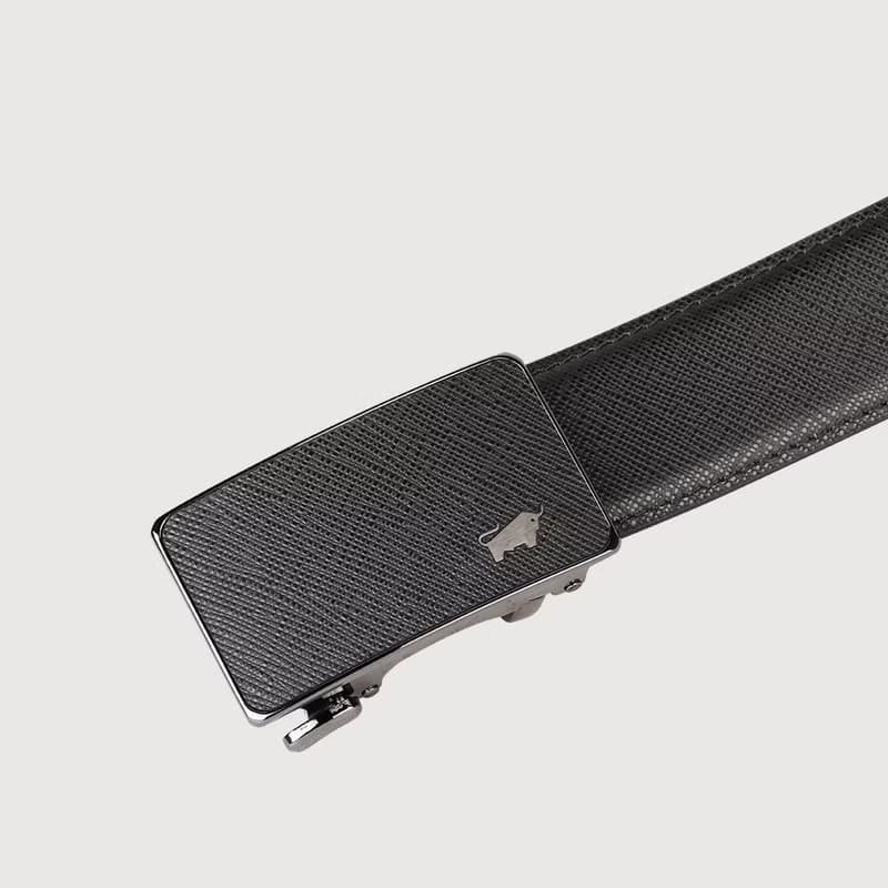 【免費升級送禮包裝】十字壓紋自動扣皮帶-黑/BF24B-WEG046-BK
